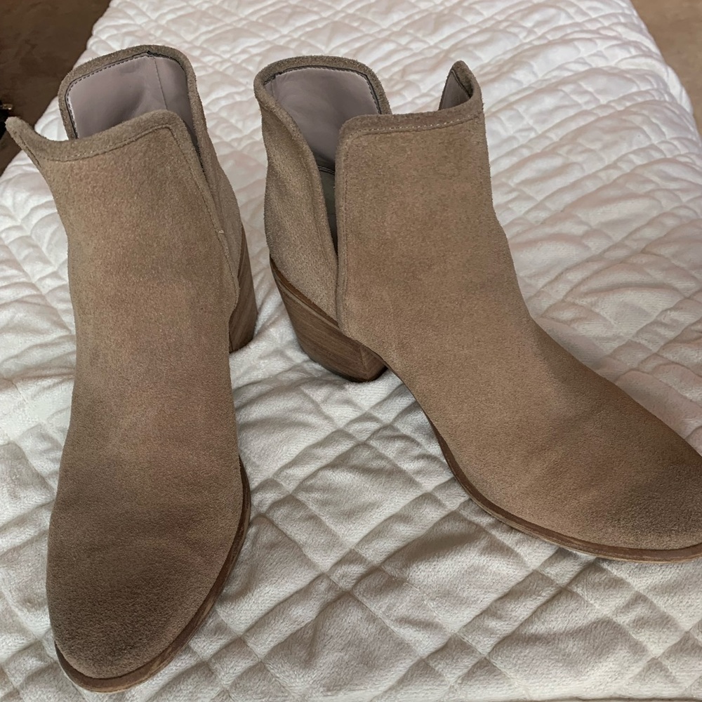 Hinge brand booties